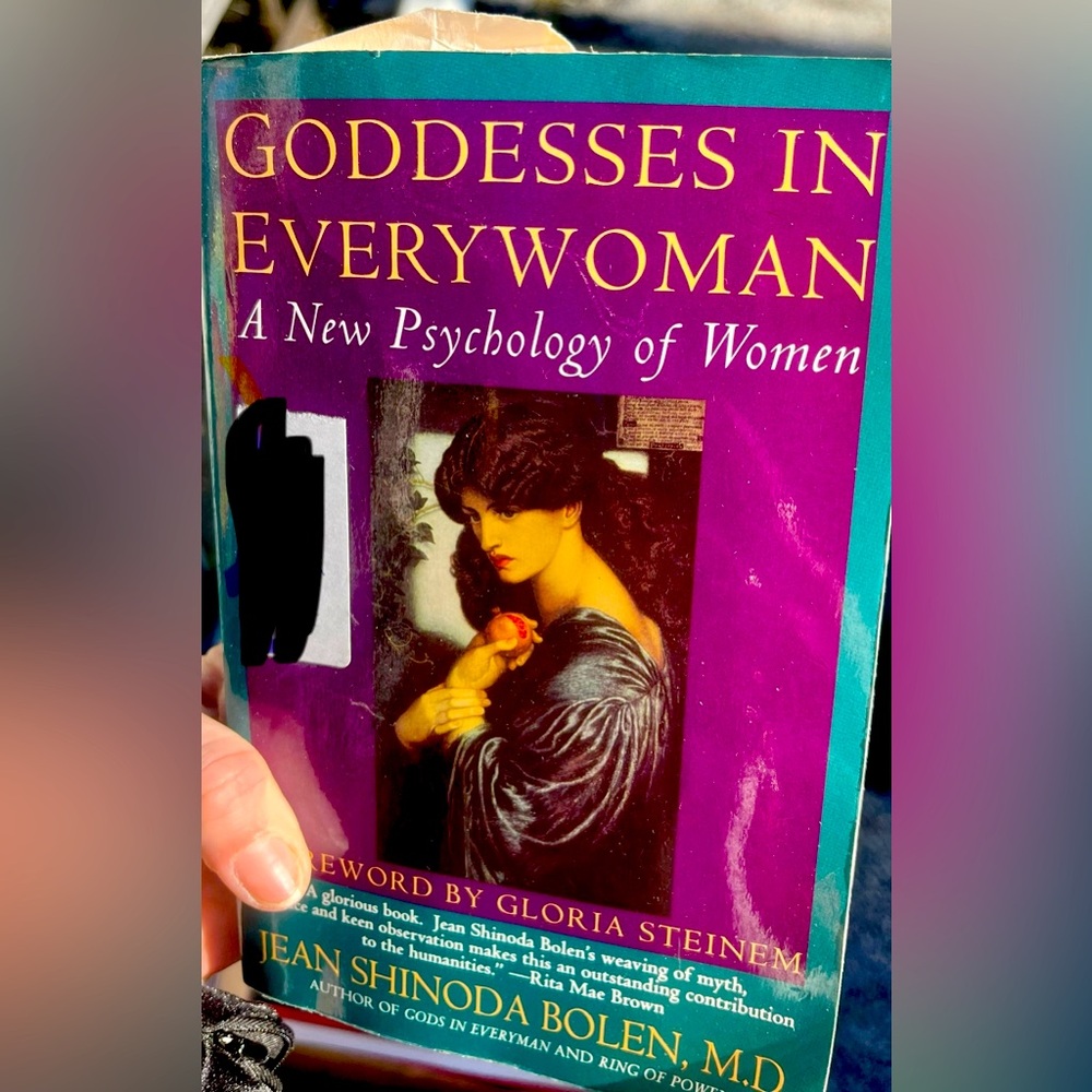 Goddesses in every woman paperback book • psychology & myth • Jean Shinoda bolen